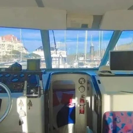 Bateau Le Cezar Hotel na wodzie